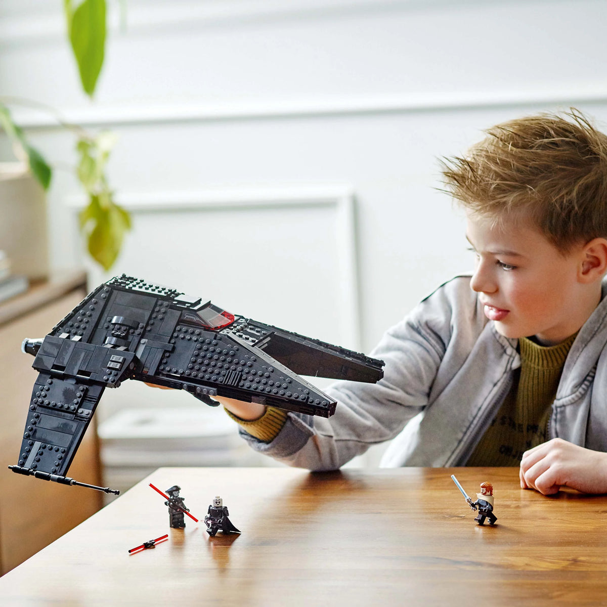 Buildable Toy Starship with Blue and Double-Bladed Red Lightsabers K46110